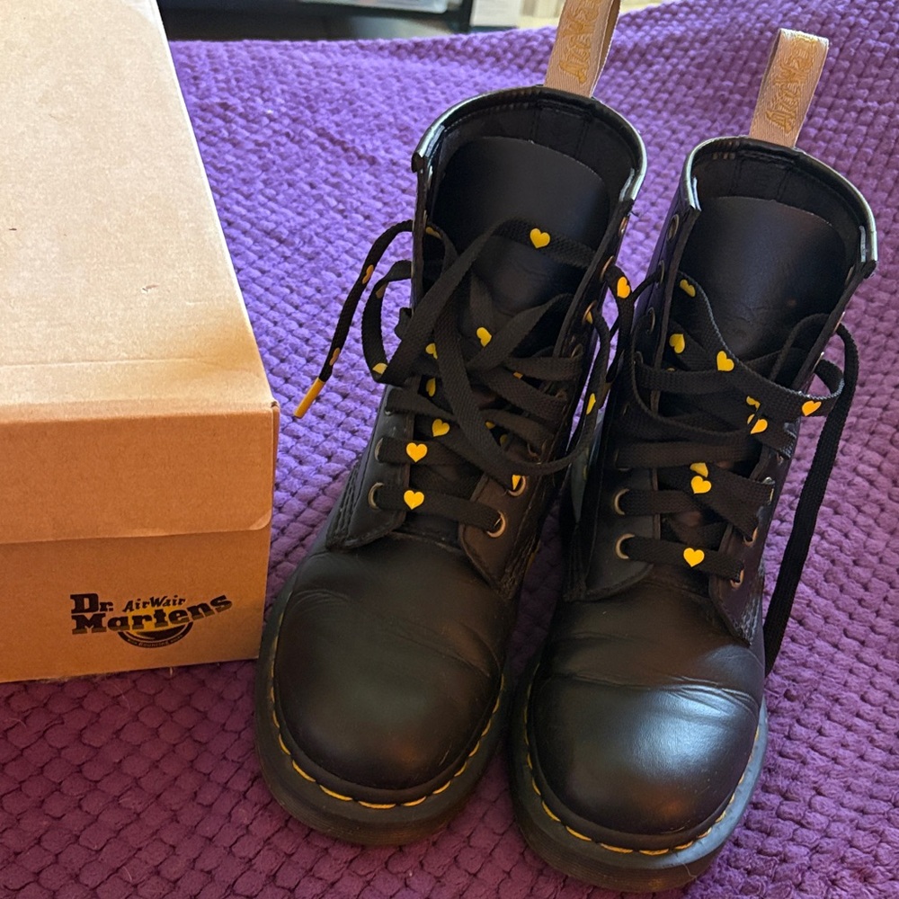 Doc Martens Vegan 1460 Black yellow heart laces